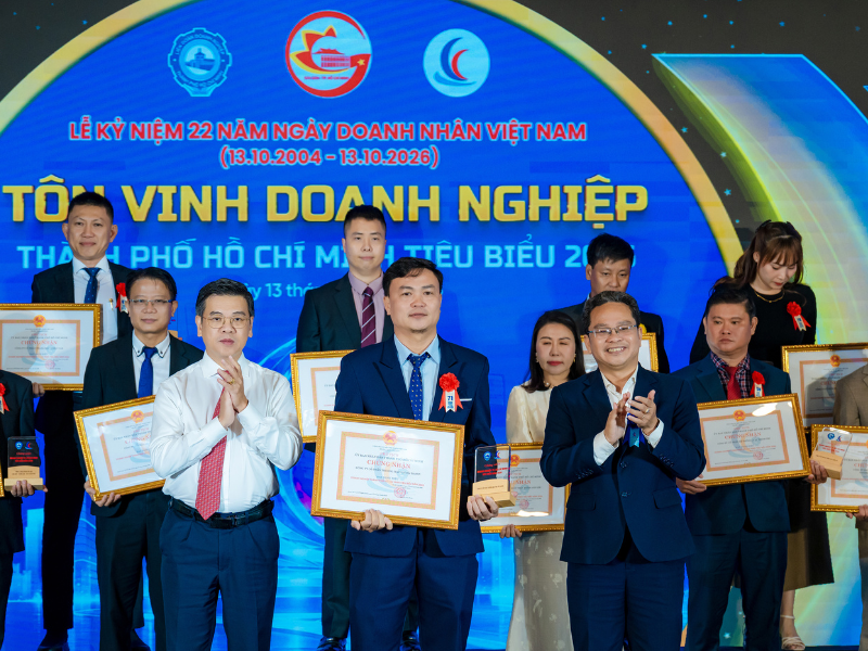đại diện Bason Logistics nhận chứng nhận doanh nghiệp TP.HCM tiêu biểu 2026