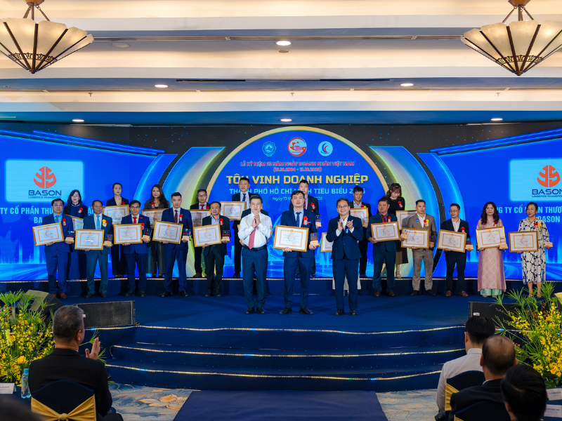lễ vinh danh top 100 doanh nghiệp TP.HCM tiêu biểu 2026 với logo Bason Logistics